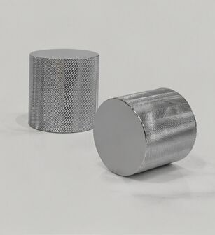 kaufen Luxuriöse Chevron-gravierte Parfümkappe aus Zinklegierung mit Hochglanzfinish und Korrosionsbeständigkeit Online-Herstellung