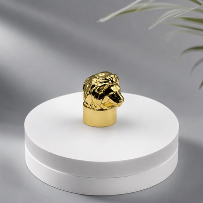 kaufen Großhandel Hochglanz Gold Realistischer Löwenkopf Parfum Flaschenkappe Schwergewicht 3D Tierskulptur Zamac Schließung OEM Custom Grave Logo Mittlerer Osten Luxus Duftverpackung Online-Herstellung