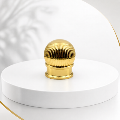 kaufen Großhandel mit hochglänzendem Gold-Vertikallinien-Parfümflaschenverschluss mit Kürbiskugel und zweistufigem Boden, geripptem, sphärischem Zamak-Verschluss, OEM-Logo mit kundenspezifischer Gravur, Luxus-Duftverpackung für den Nahen Osten Online-Herstellung